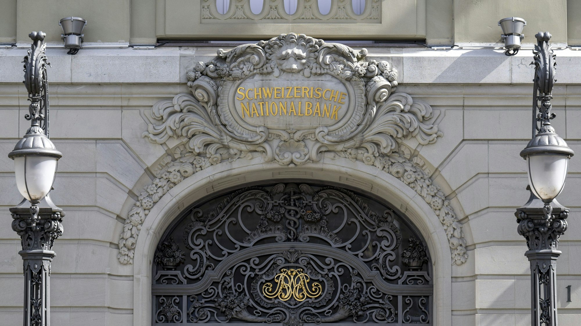 Der Schriftzug der Schweizerischen Nationalbank SNB auf dem Bundesplatz in Bern.