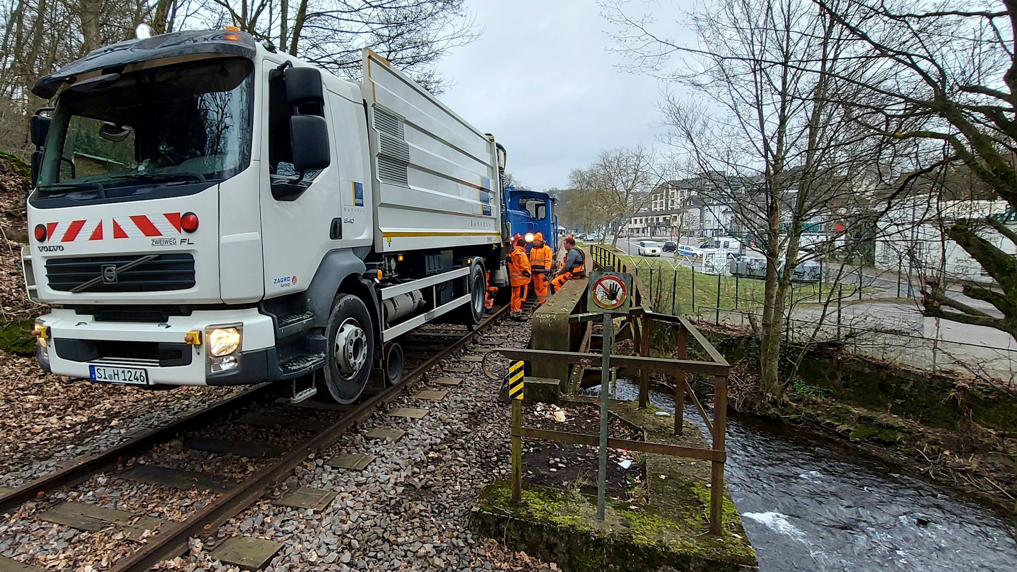 Wiehltalbahn: Am 04.03.2023 war das Saugfahrzeug der Fa. Hering Bau International auf der Strecke im Einsatz.