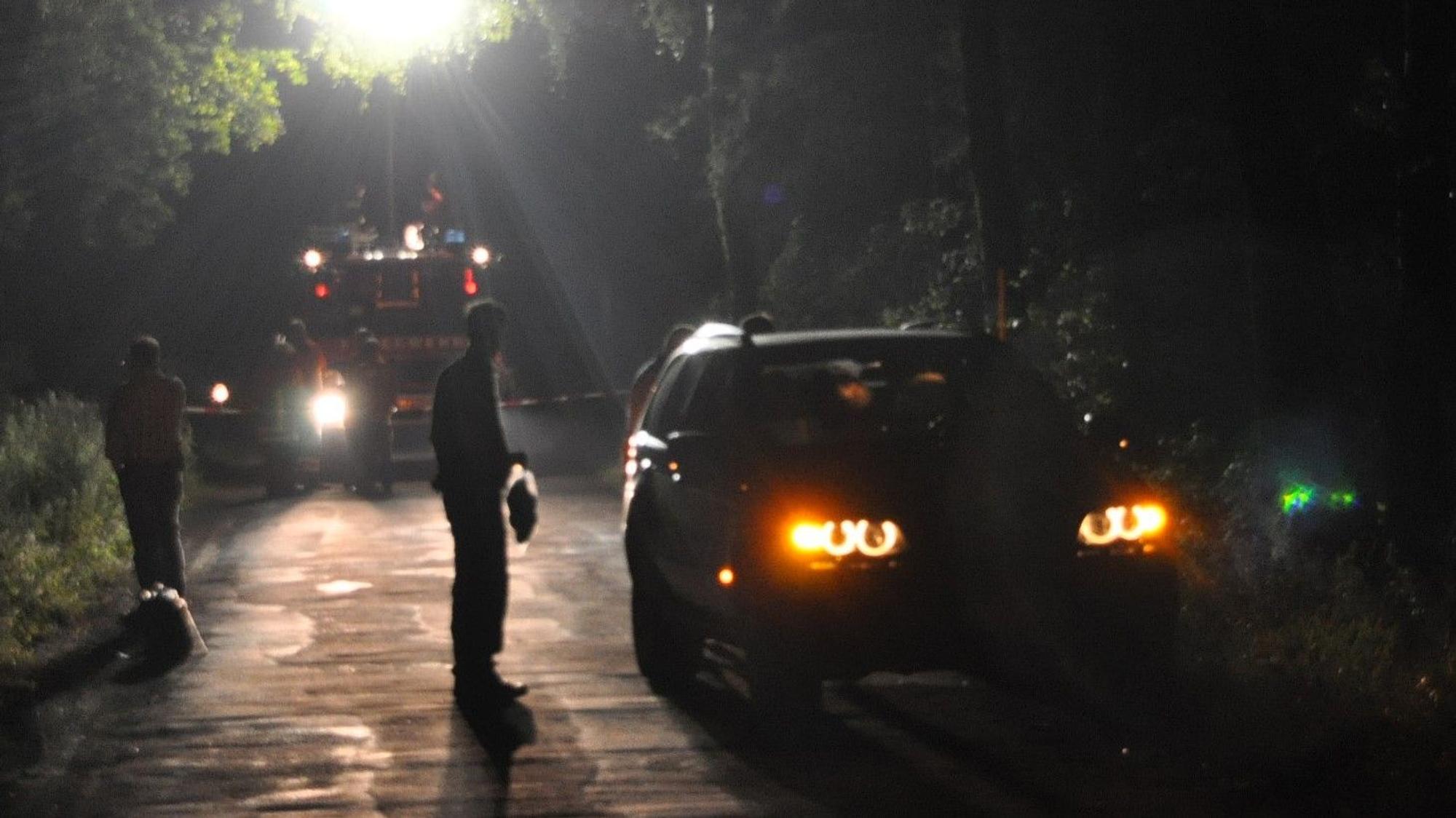Unser Archivfoto zeigt Polizeibeamte bei einem Auto.
