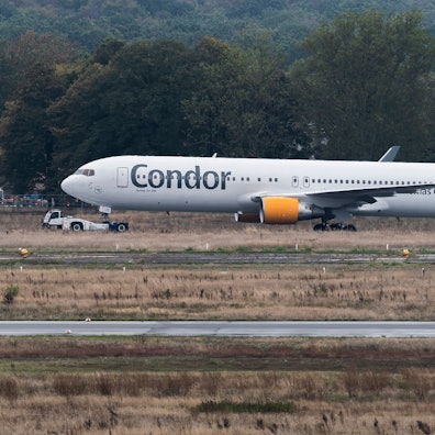 Eine Boeing 767 der Fluggesellschaft Condor am Flughafen Frankfurt am Main auf dem Rollfeld. (Symbolbild)