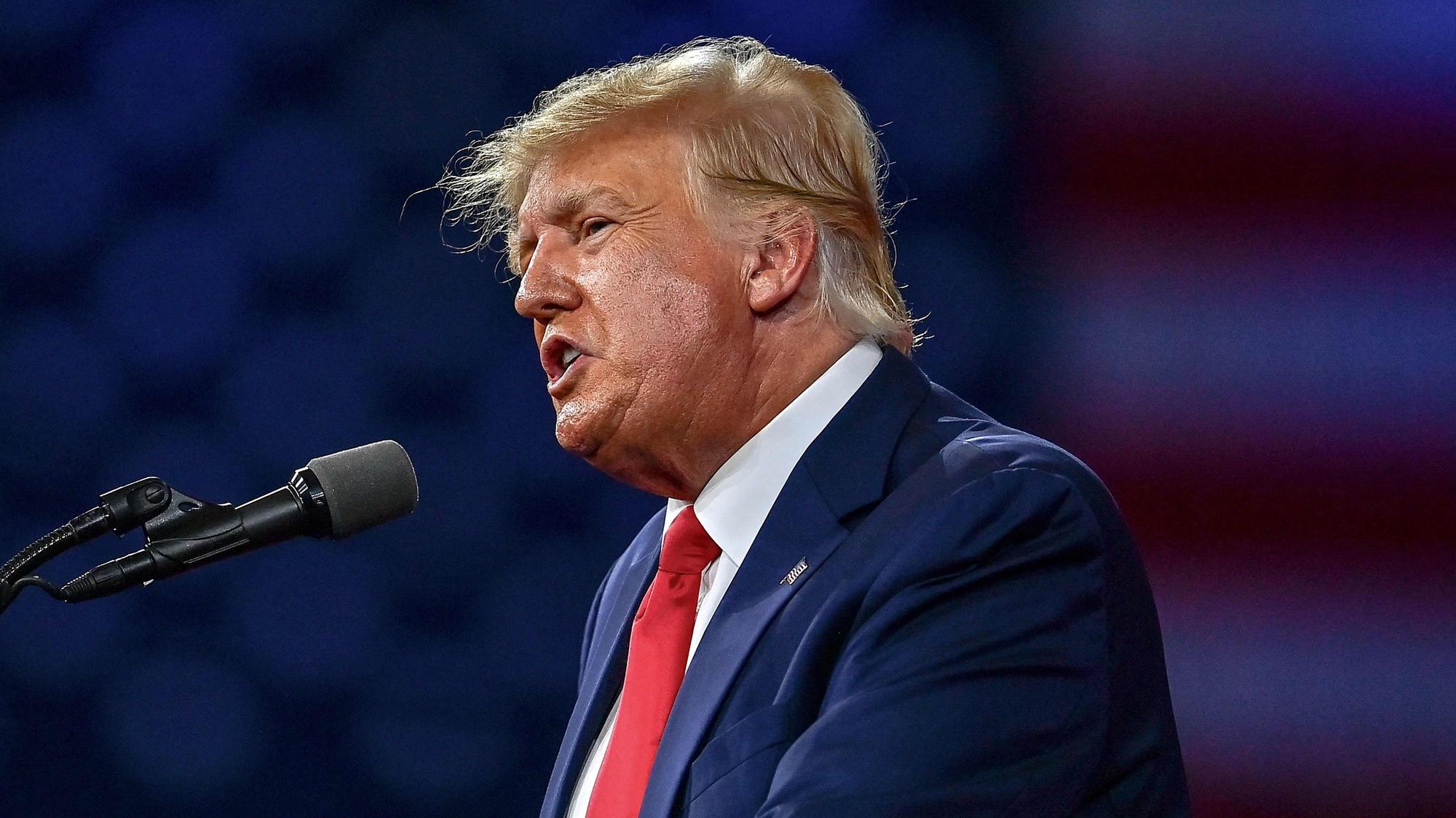 Donald Trump im Profil spricht in ein Mikro.
