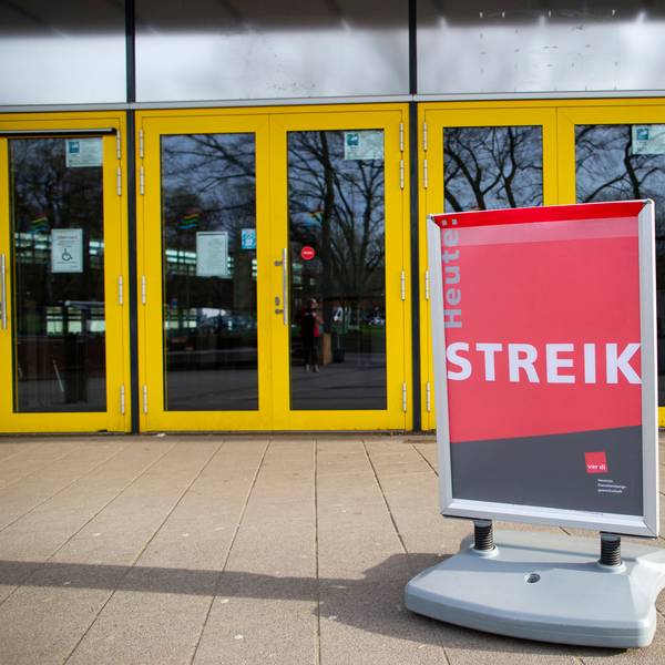 Verdi Streik in öffentlichen Schwimmbädern im Kölner
Lentpark