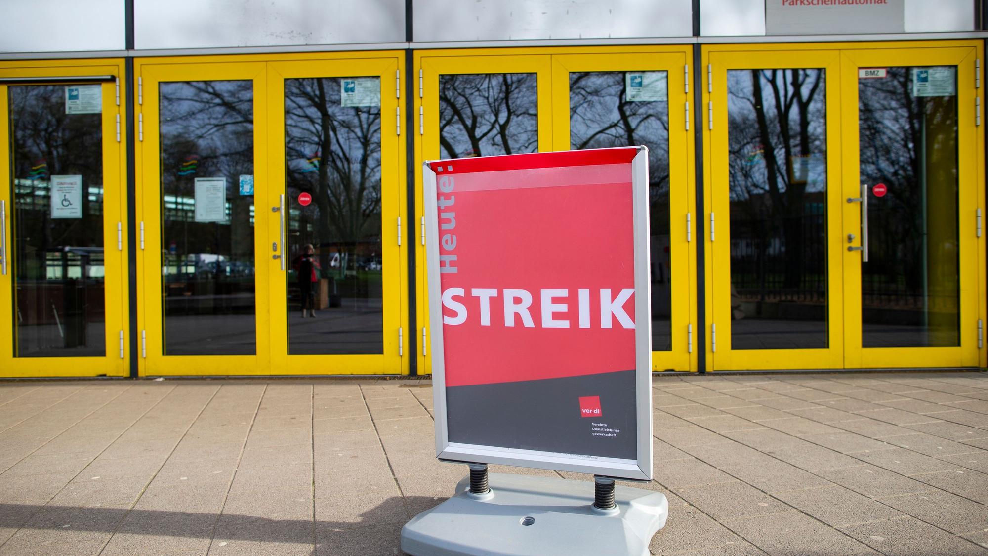 Verdi Streik in öffentlichen Schwimmbädern im Kölner
Lentpark
