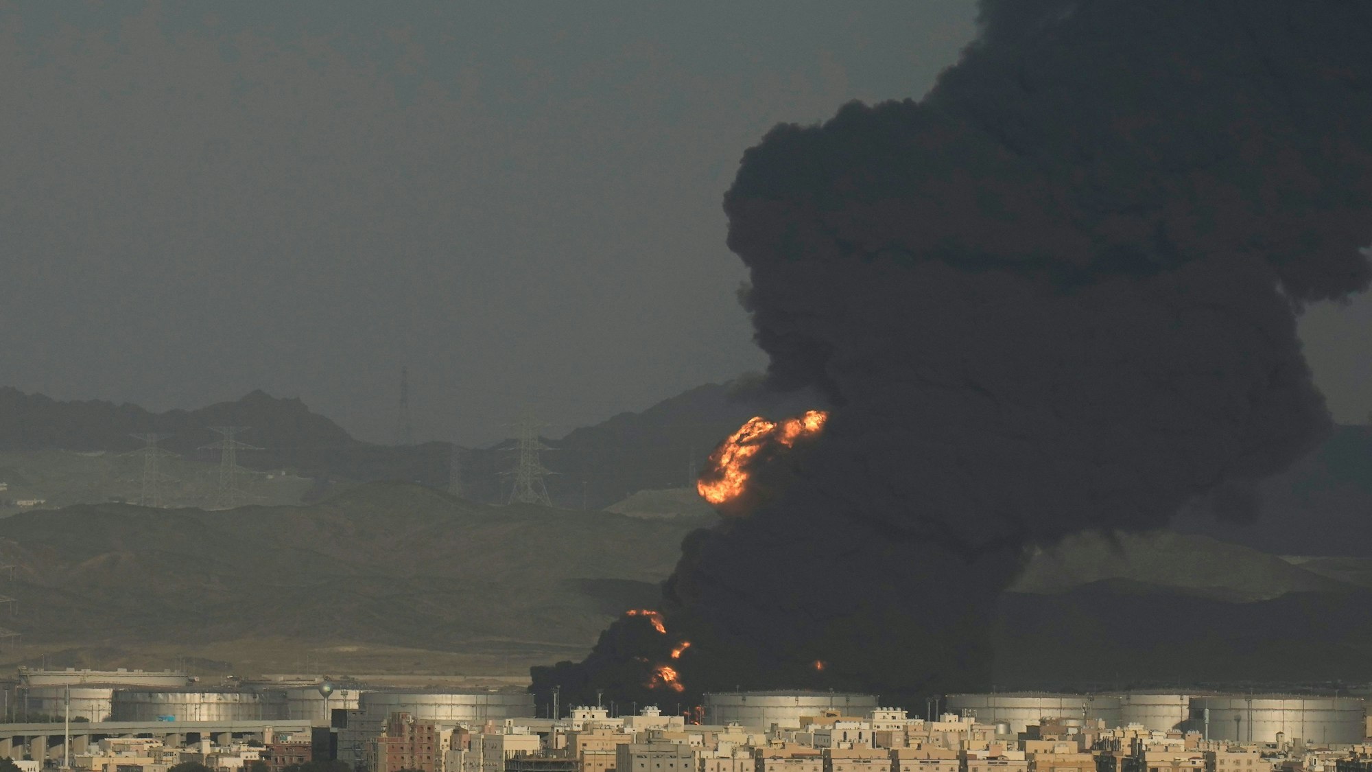 25.03.2022, Saudi-Arabien, Dschidda: Eine Rauchwolke steigt von einem brennenden Öllager auf.
