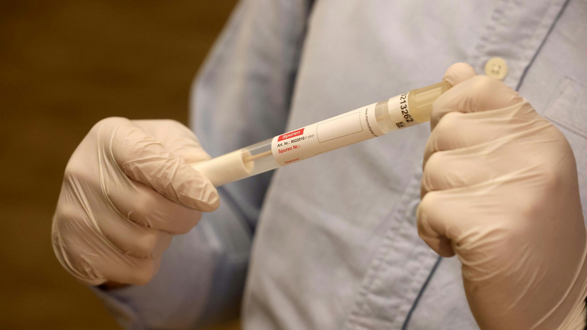 In diesem Röhrchen werden die Proben verschickt.