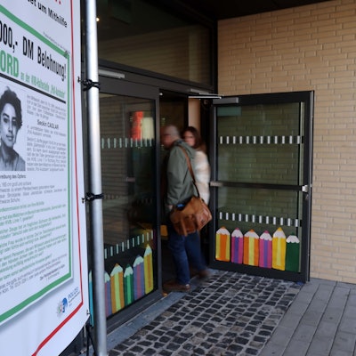 In einer Schule in Poll wurde eine DNA-Entnahme-Station eingerichtet. Nabil Hanano