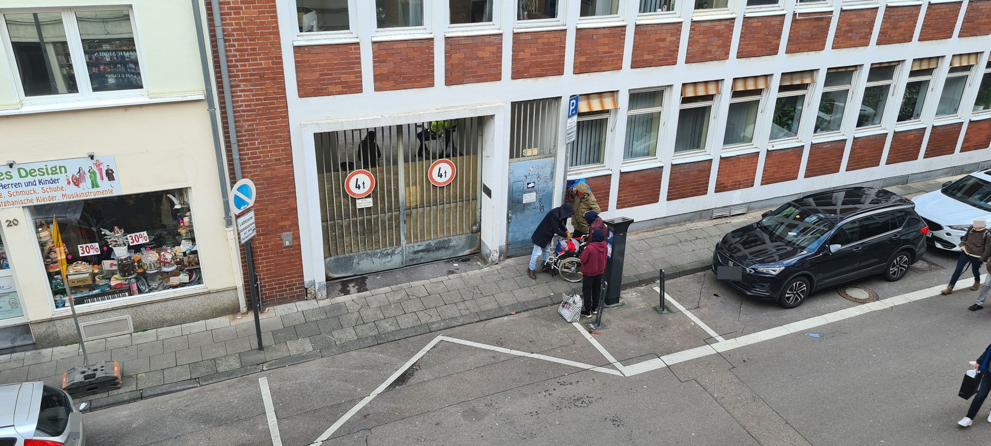 Drogenabhängige Menschen warten vor der verschlossenen Tür zum Drogenkonsumraum am Kölner Neumarkt.