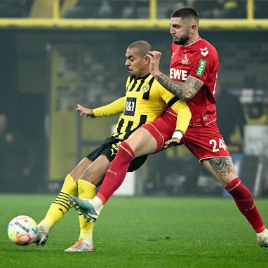 FC-Innenverteidiger Jeff Chabot muss sich gegen den Dortmunder Donyell Malen geschlagen geben.