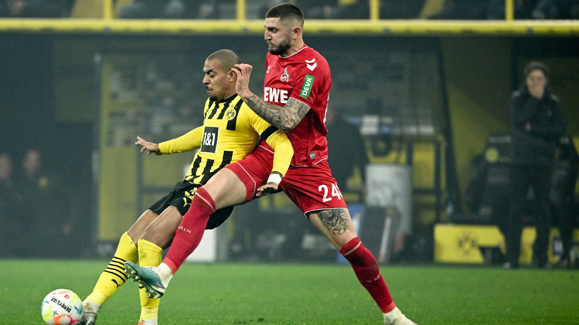 FC-Innenverteidiger Jeff Chabot muss sich gegen den Dortmunder Donyell Malen geschlagen geben.