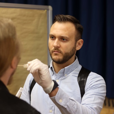 Köln, RSK, Pressetermin der Polizei im Mordfall Caglar, in einer Schule in Poll wurde eine DNA-Entnahme-Station eingerichtet. Beamte demonstrieren eine Proben-Entnahme