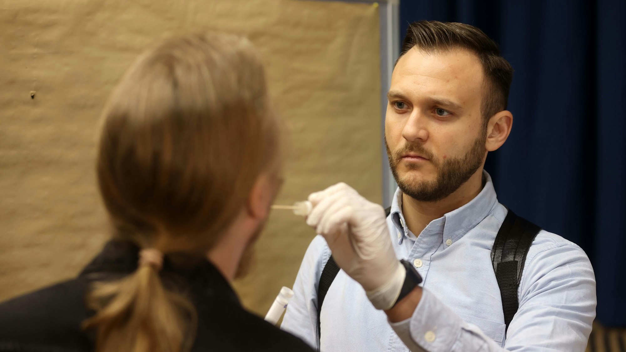 Köln, RSK, Pressetermin der Polizei im Mordfall Caglar, in einer Schule in Poll wurde eine DNA-Entnahme-Station eingerichtet. Beamte demonstrieren eine Proben-Entnahme