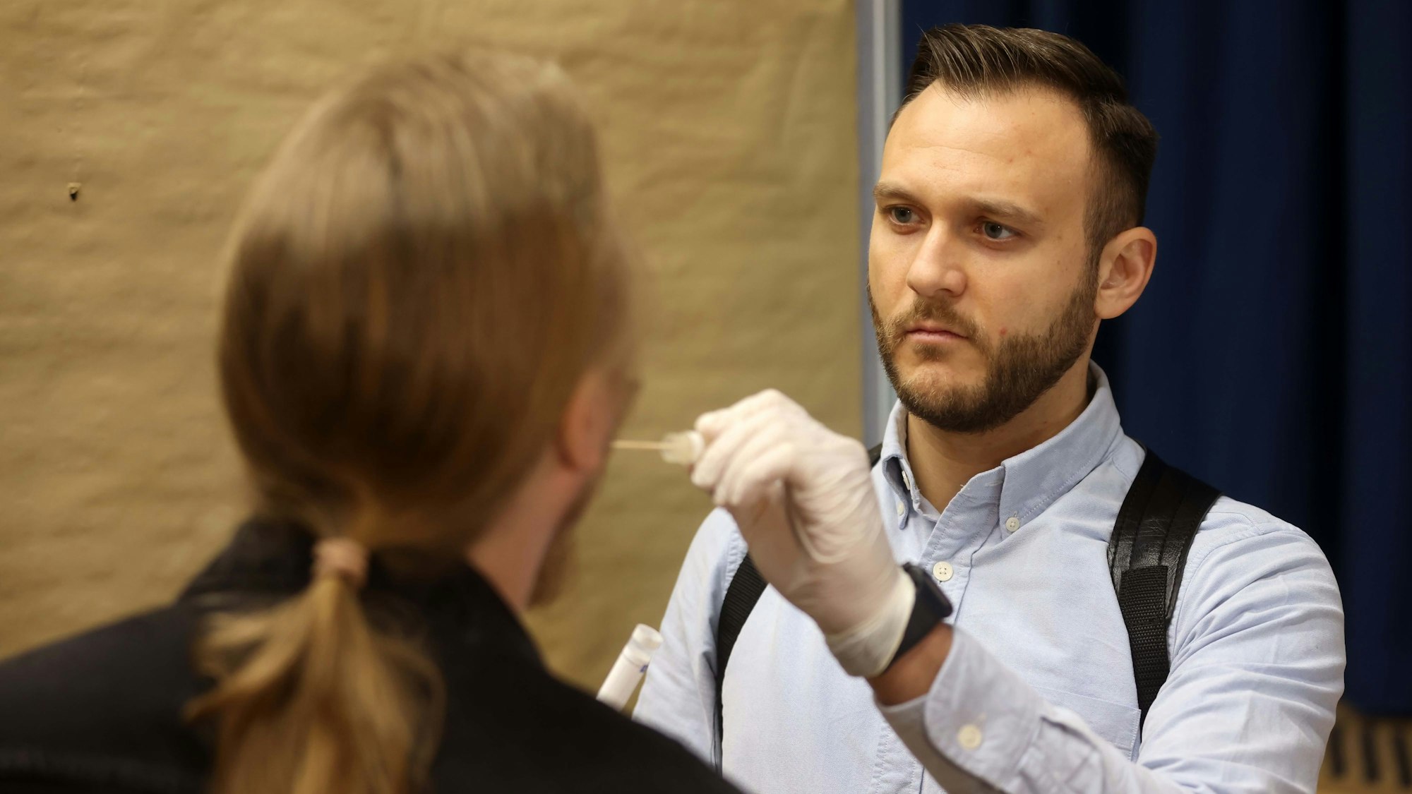 In einer Schule in Poll wurde eine DNA-Entnahme-Station eingerichtet. Beamte demonstrieren eine Proben-Entnahme.