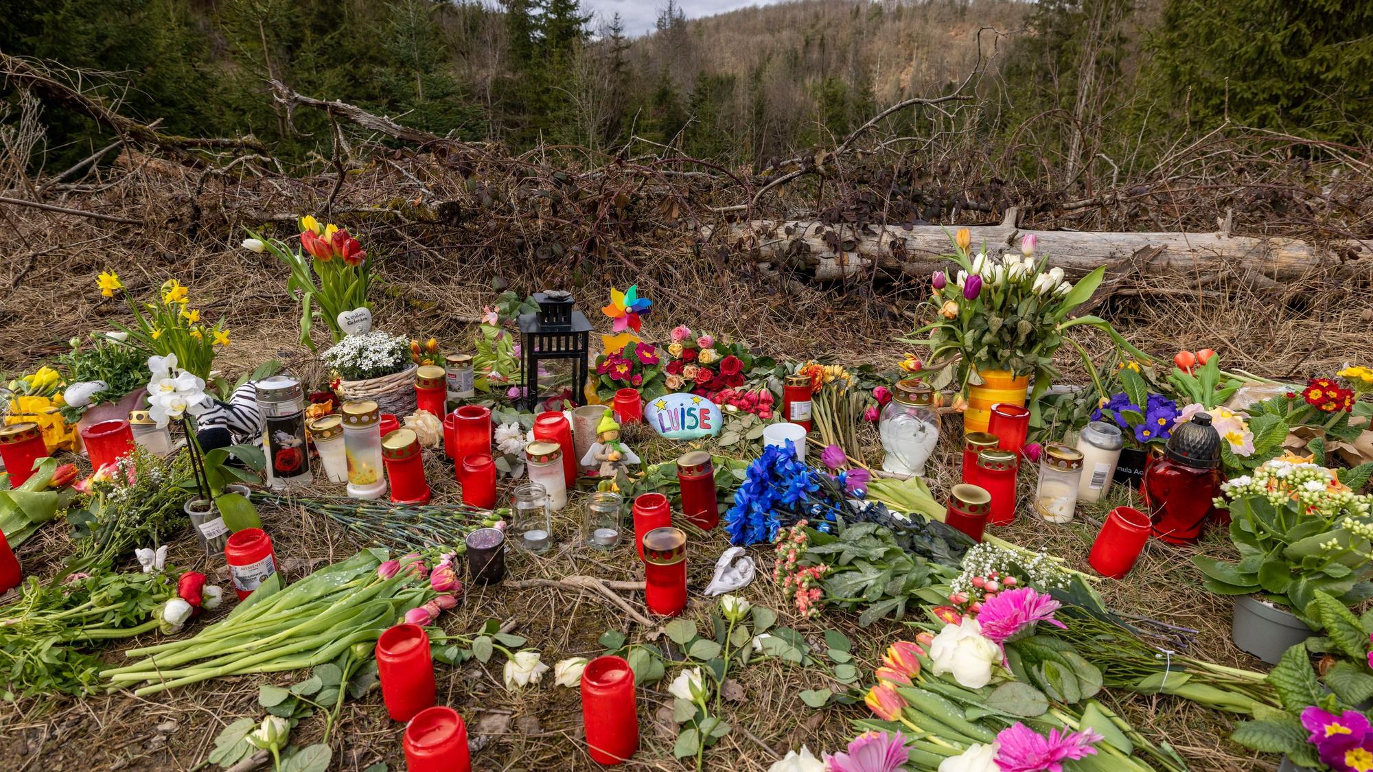 Nordrhein-Westfalen, Freudenberg: Kerzen, Blumen und einige Kuscheltiere liegen an der Stelle im Wald, an der die Menschen in Freudenberg Abschied von Luise nehmen.