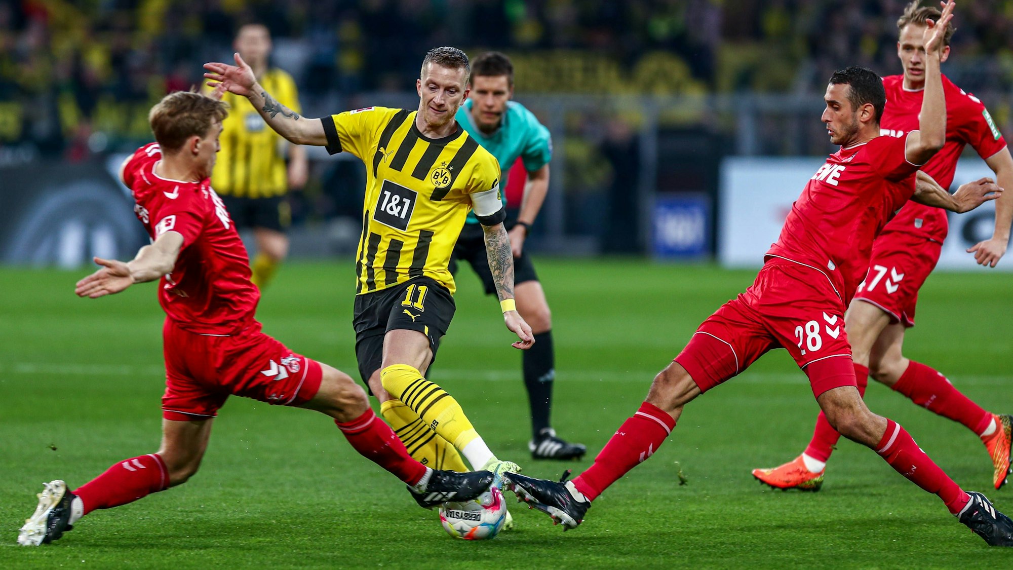 Marco Reus im Zweikampf gegen Ellyes Skhiri.