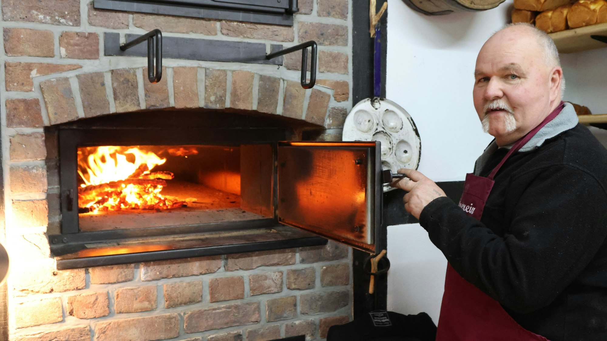 Heinz Jaeger beschickte den neuen Backofen.