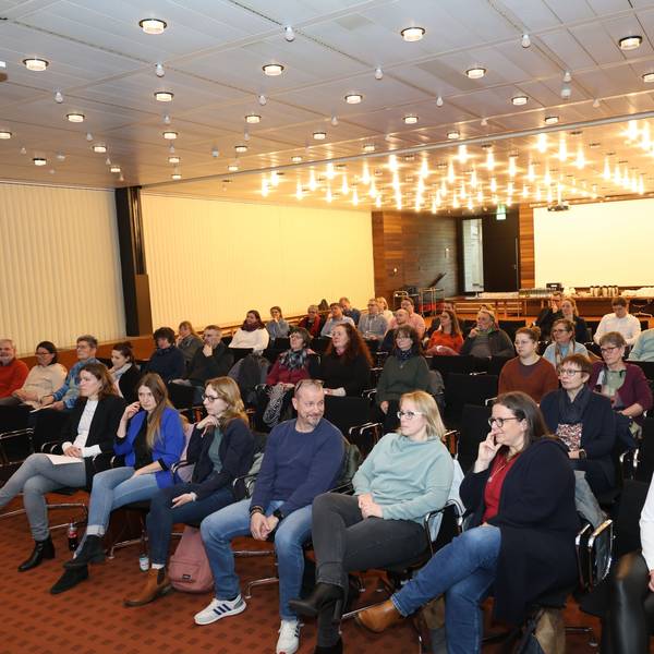 Die Vertreter von Einrichtungen und Verbänden, die Menschen mit Behinderung unterstützen, informiertenb sich im Euskirchener Kreishaus über das LVR-Angebot.
