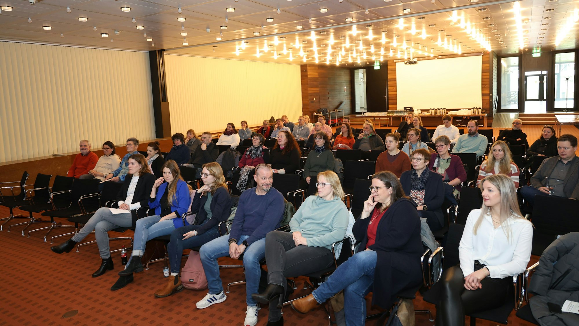 Die Vertreter von Einrichtungen und Verbänden, die Menschen mit Behinderung unterstützen, informiertenb sich im Euskirchener Kreishaus über das LVR-Angebot.