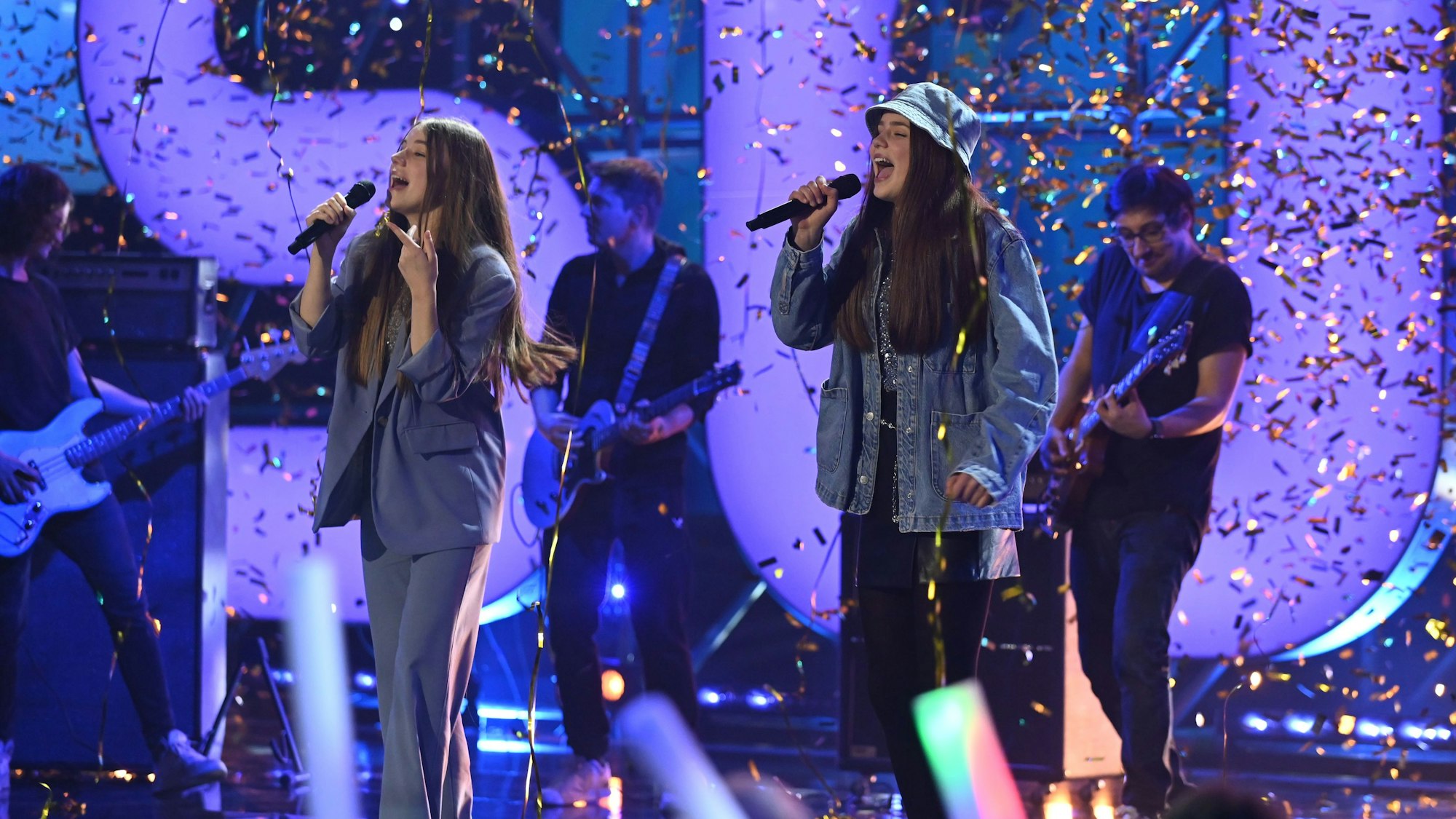 Die Schwestern Jule und Nuri Schütz auf der Bühne der Kika-Nachwuchsshow.