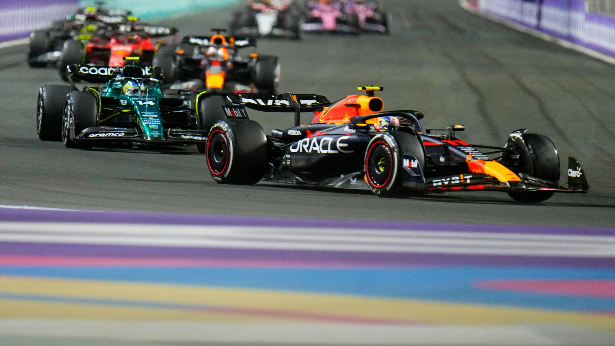 Red-Bull-Pilot Sergio Perez (vorne) hat den Großen Preis von Saudi-Arabien gewonnen.