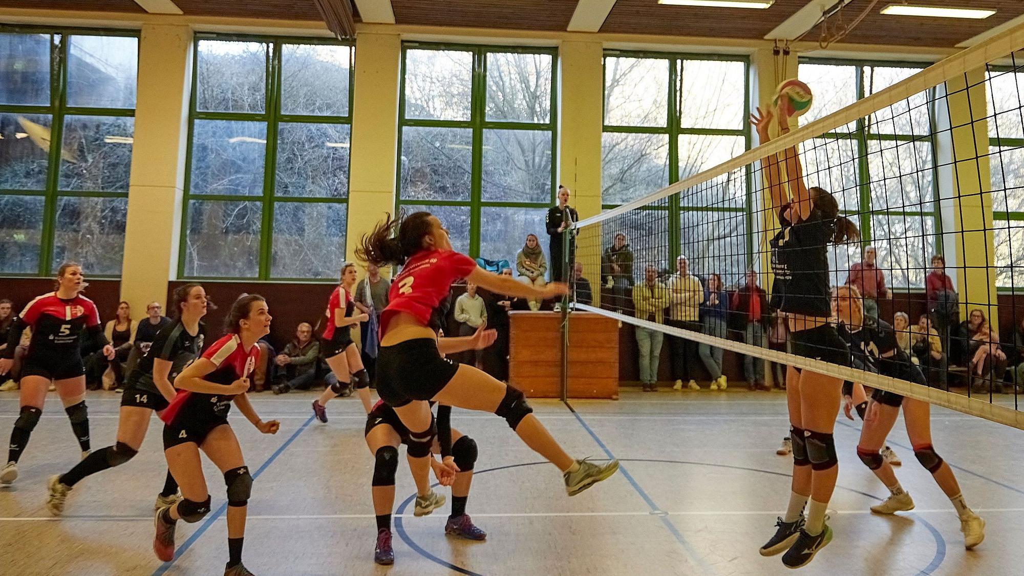 Viele spannende Ballwechseln ergaben sich in dem Spiel. Hier ist Nadine Poensgen erfolgreich.