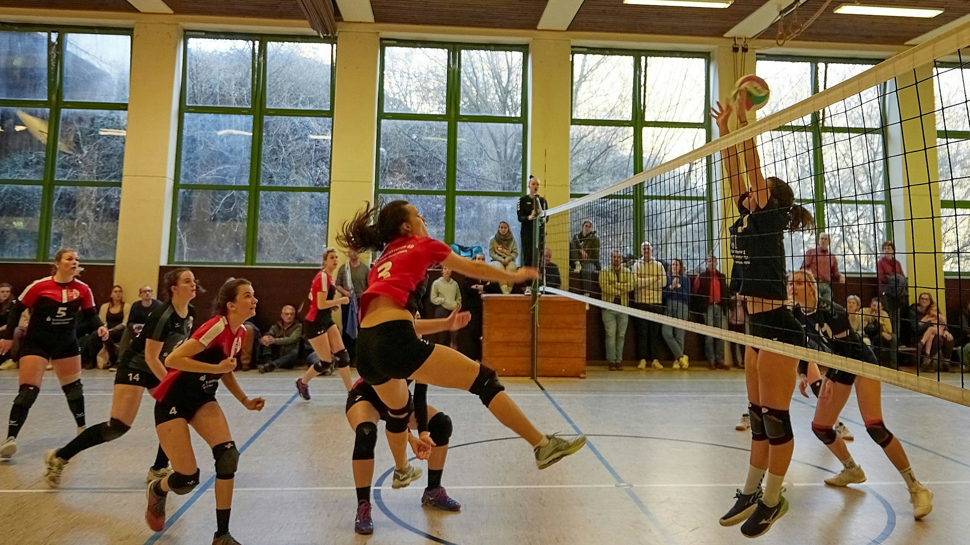 Viele spannende Ballwechseln ergaben sich in dem Spiel. Hier ist Nadine Poensgen erfolgreich.