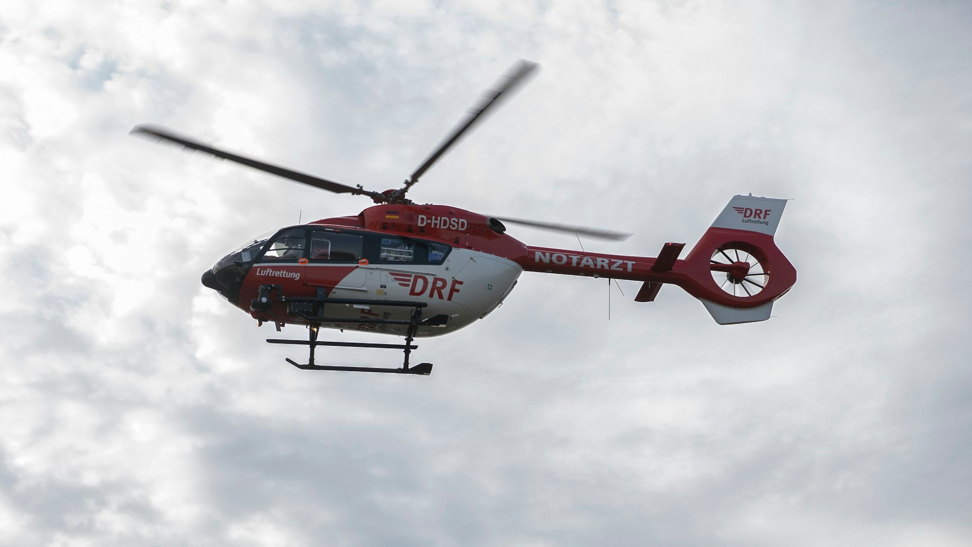 Ein Rettungshubschrauber steigt in die Luft.
