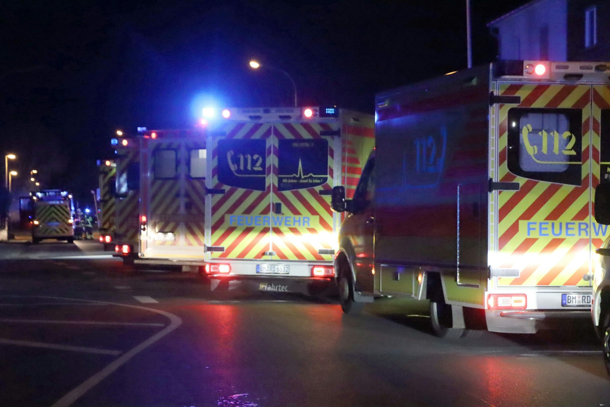 Fahrzeuge der Feuerwehr bilden eine lange Schlange.