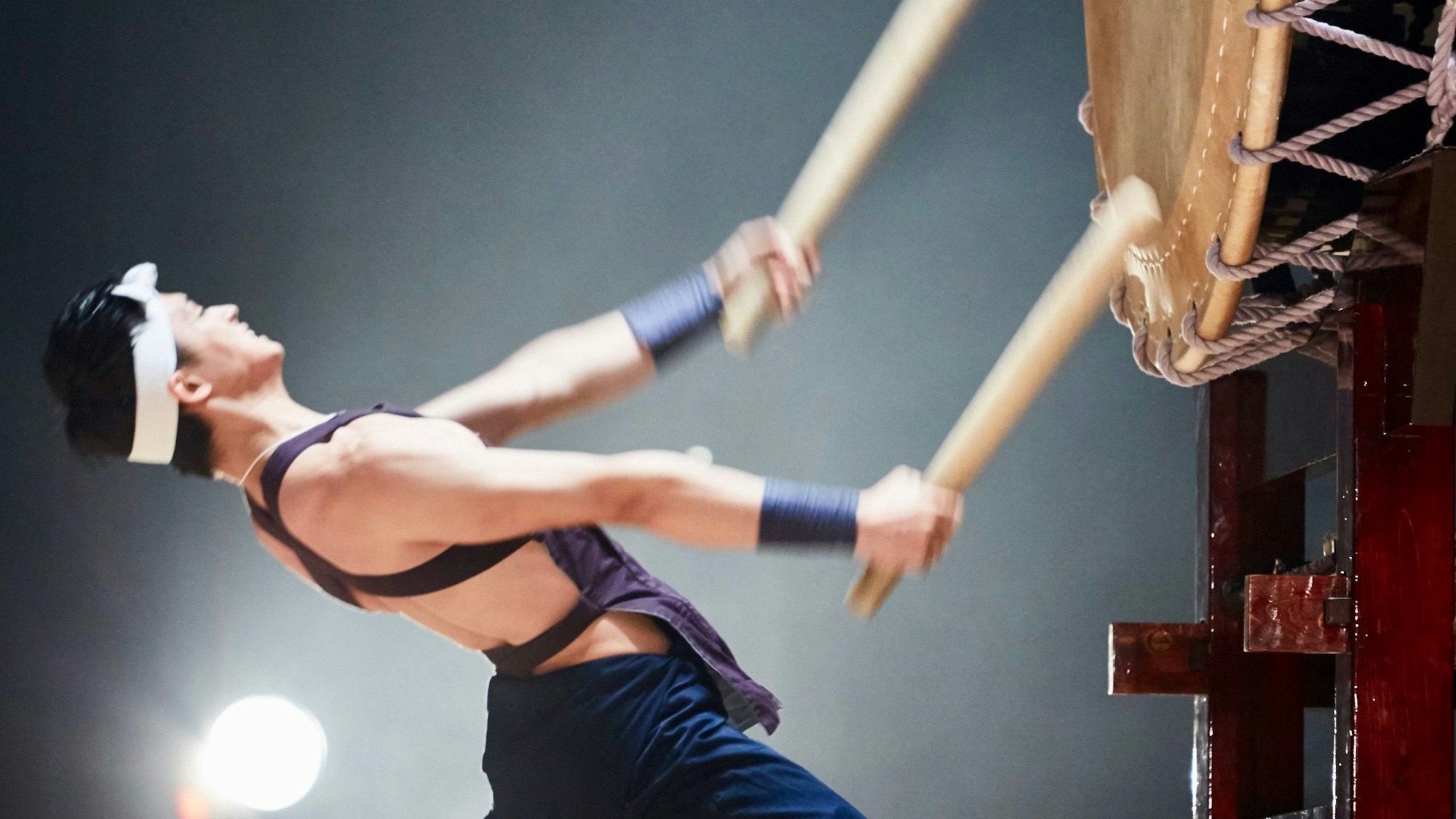 Ein Musiker des japanischen Ensembles Kokubu spielt eine große Schlagtrommel.