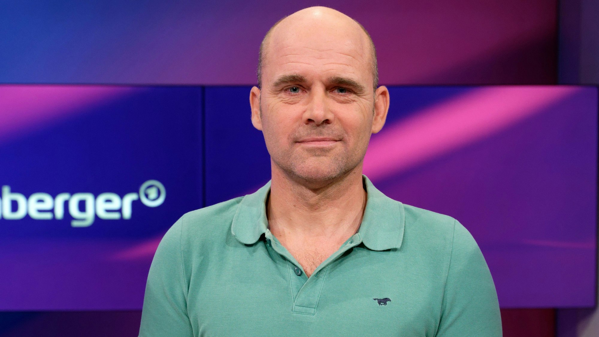 Jan Hempel, ehemaliger Weltklasse-Wasserspringer, steht im Studio der ARD-Talkshow "Maischberger".