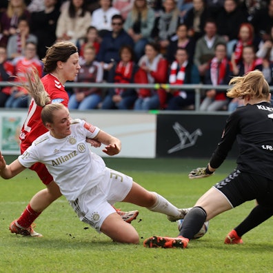 Ally Gudorf Köln, Georgia Stanway Bayern, Torfrau Manon Klett Köln, 1. FC Köln - FC Bayern München, Flyeralarm Frauen Bundesliga, 15. Spieltag, Köln, Deutschland, 18.03.2023. *** Ally Gudorf Cologne , Georgia Stanway Bayern , goalkeeper Manon Klett Cologne , 1 FC Cologne FC Bayern Munich, Flyeralarm Frauen Bundesliga, 15 Spieltag, Cologne, Germany, 18 03 2023