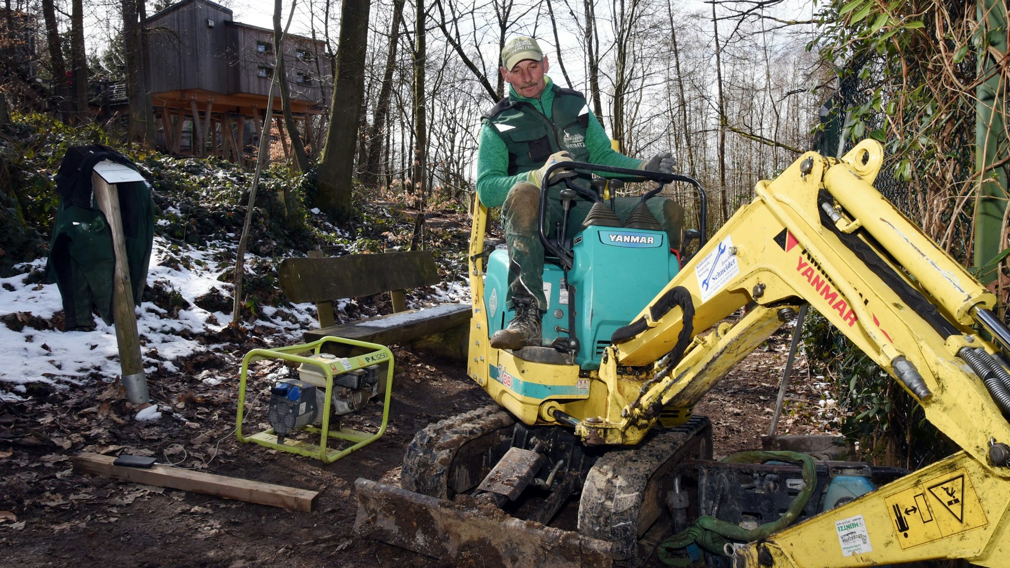 Ein Bagger auf dem Gelände des Naturerlebnisparks Panarbora.
