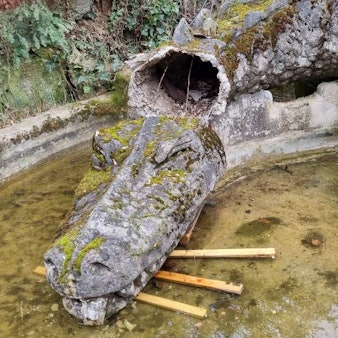 Ein steinerner Drache ohne Kopf.