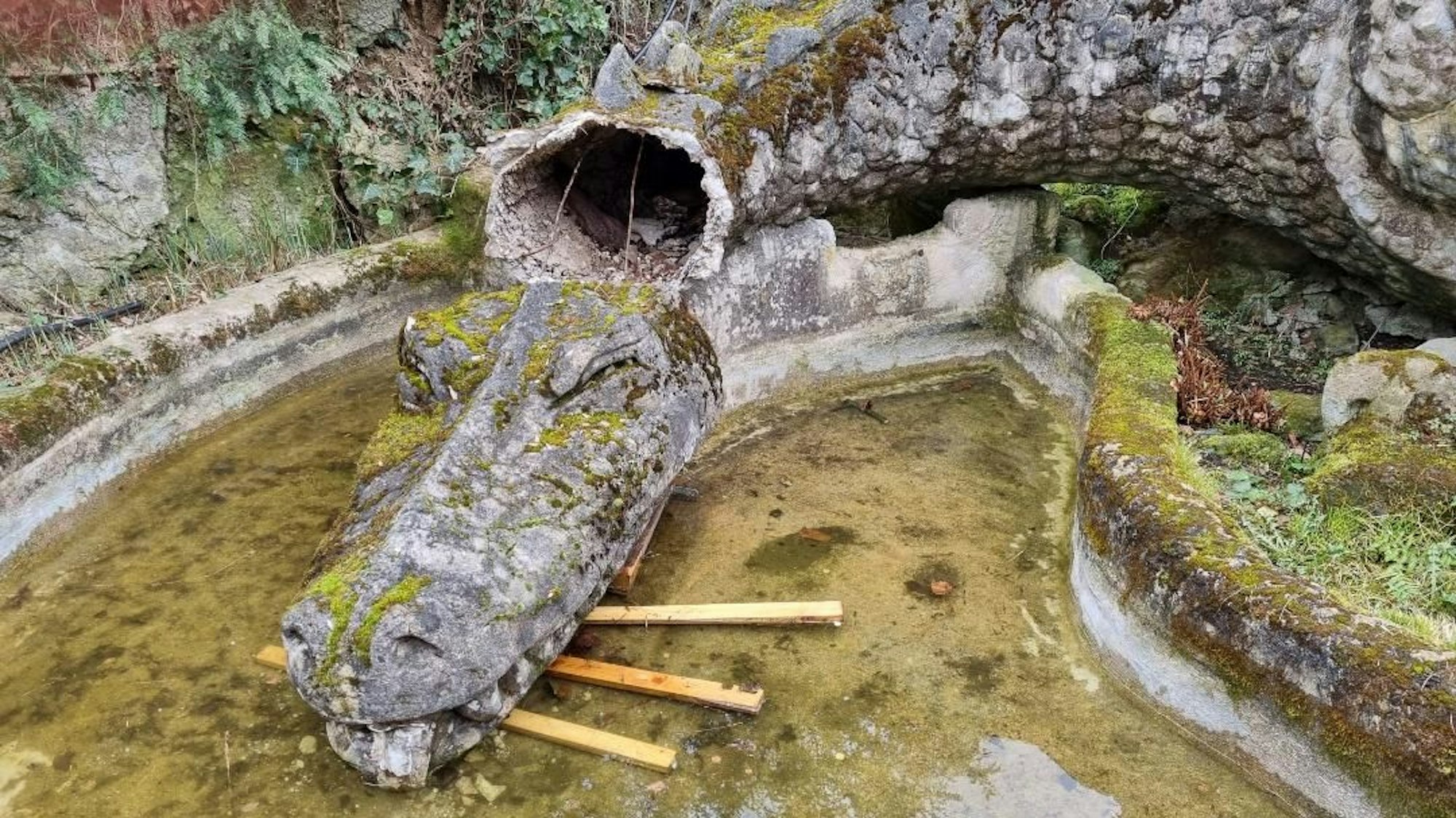 Ein steinerner Drache ohne Kopf.