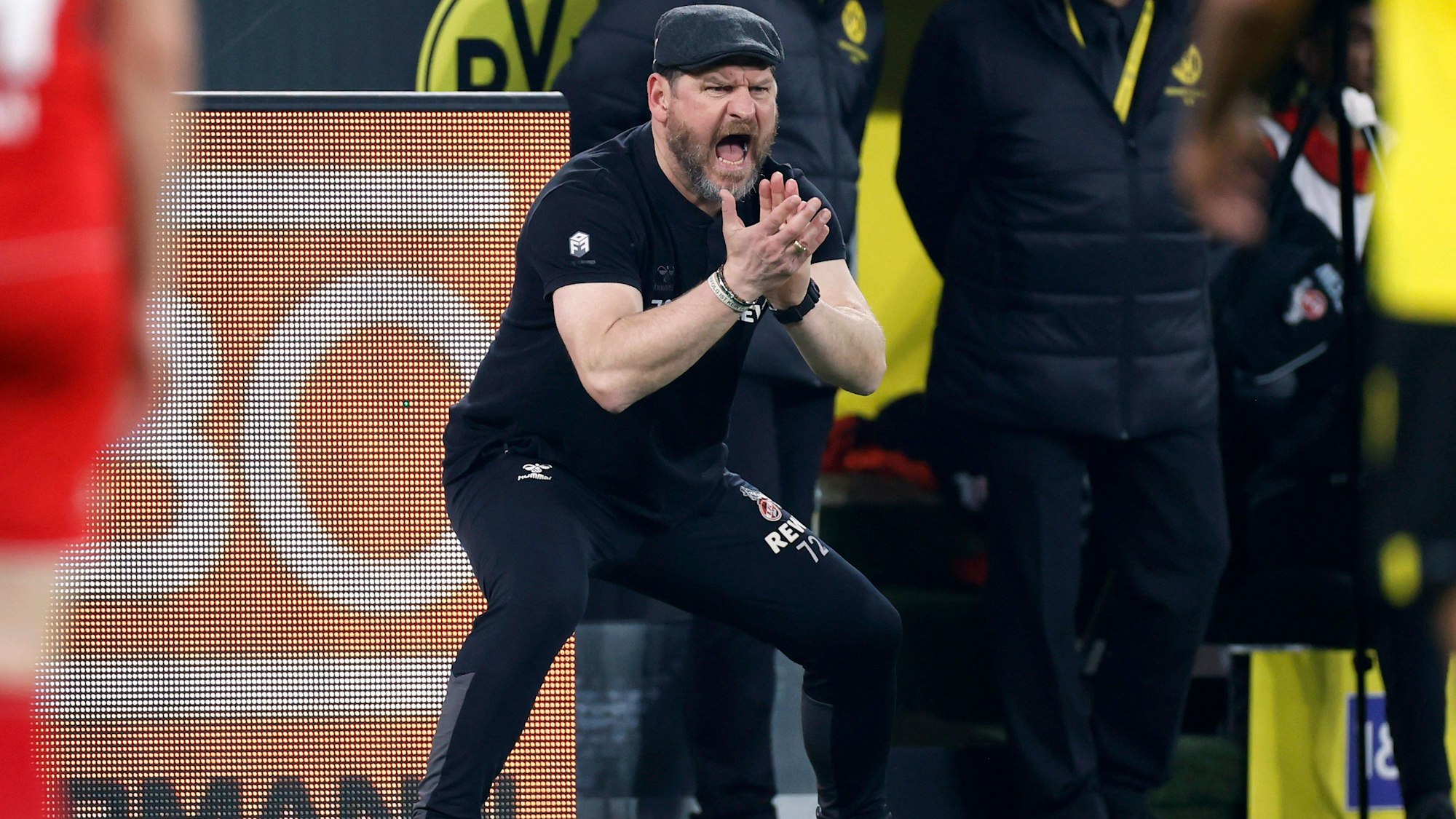 Steffen Baumgart gestikuliert wild am Spielfeldrand.