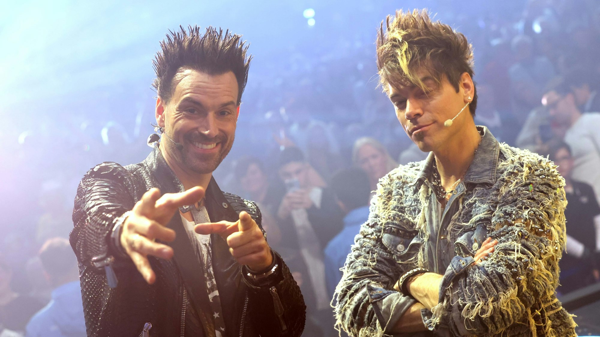 Die Ehrlich Brothers, bestehend aus dem 48 Jahre alten Andreas (l.) und seinem 44-jährigen Bruder Chris Ehrlich (bürgerlich Reinelt). Hier zu sehen bei einer Kölner Show im Jahr 2023.