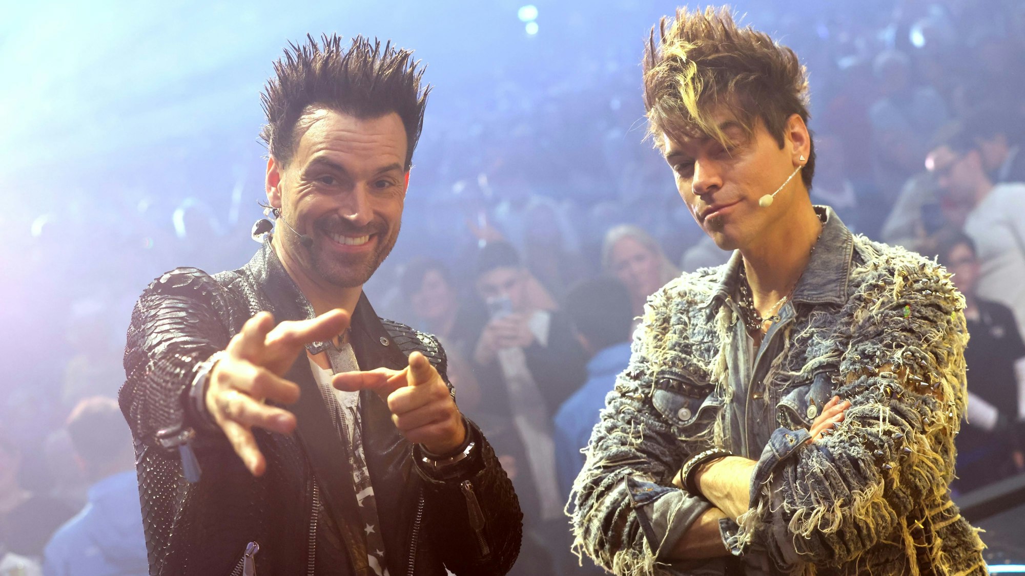 Die Brüder gucken in die Kamera