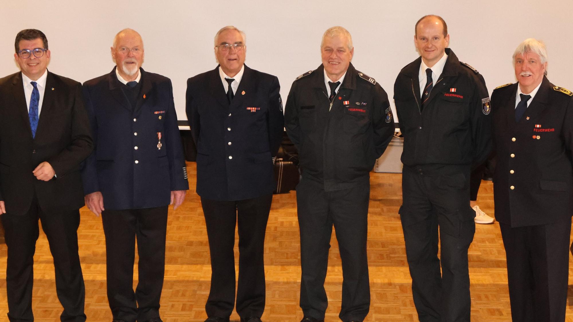Zu sehen ist ein Gruppenbild mit sechs Feuerwehrmännern.