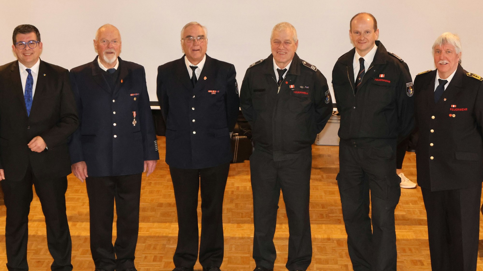 Zu sehen ist ein Gruppenbild mit sechs Feuerwehrmännern.