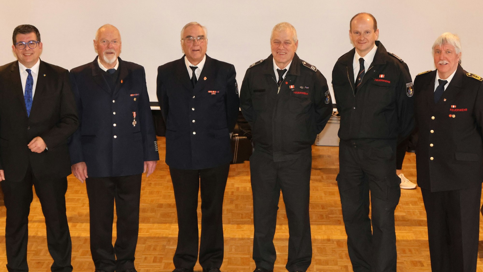 Zu sehen ist ein Gruppenbild mit sechs Feuerwehrmännern.