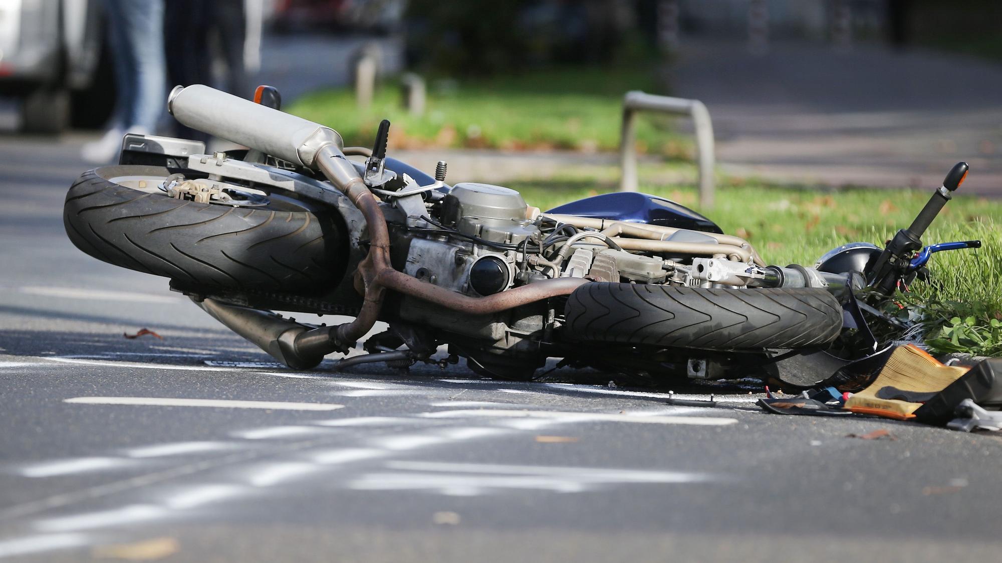Ein Motorrad liegt nach einem Unfall auf der Straße.