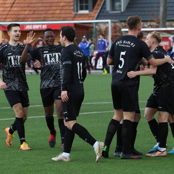Fußballer der Seniorenmannschaft der JSG Erft 01 Euskirchen jubeln nach einem Tor.
