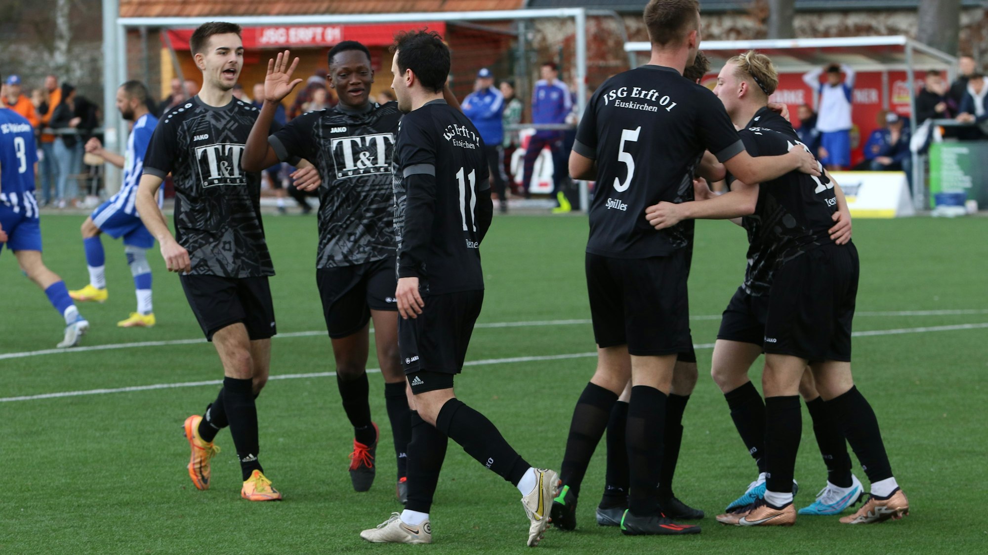 Fußballer der Seniorenmannschaft der JSG Erft 01 Euskirchen jubeln nach einem Tor.