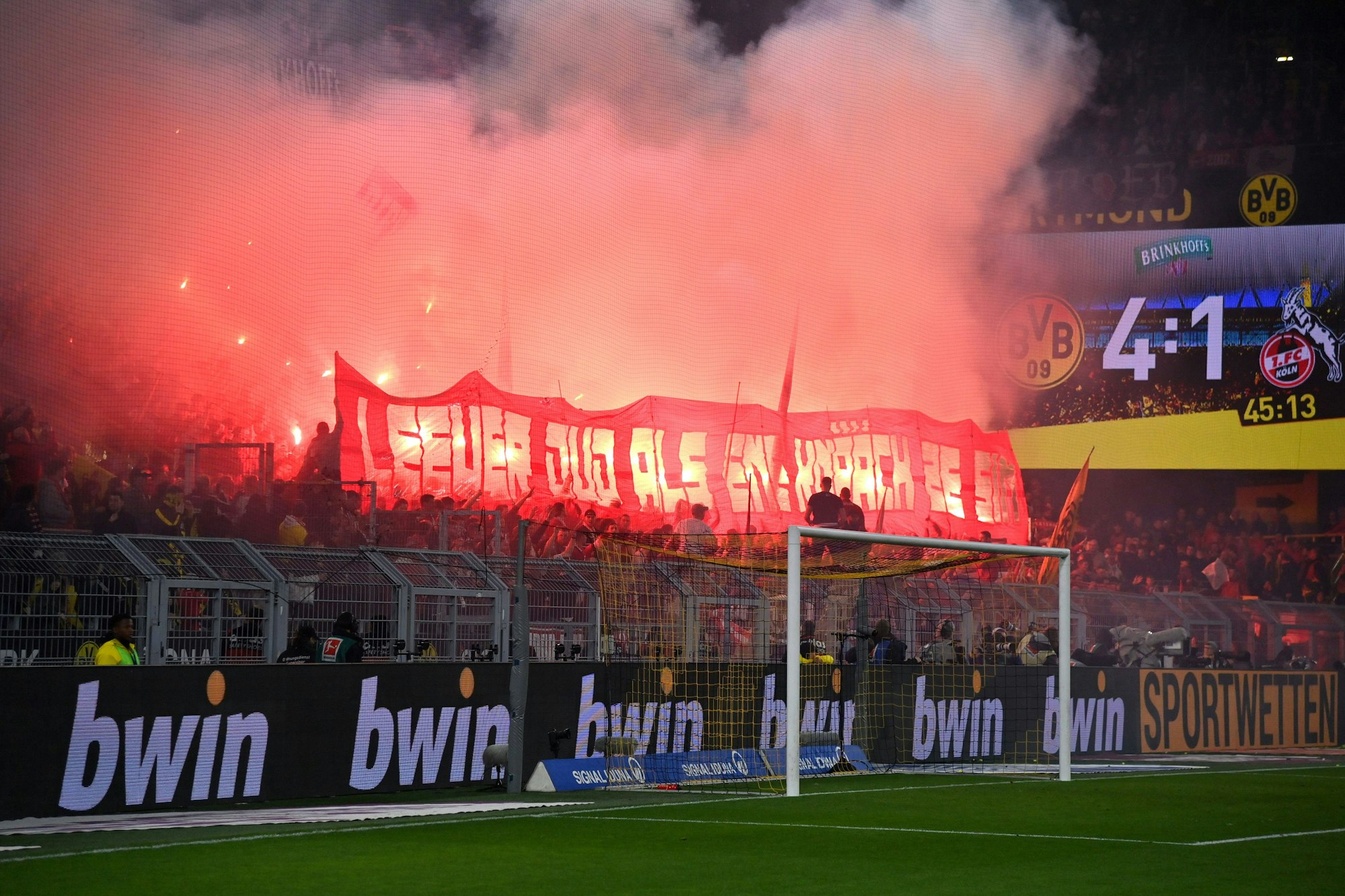 Bengalos und Rauchbomben im Kölner Gästefanblock 18.03.2023, Fussball GER, Saison 2022 2023, 1. Bundesliga, 25. Spieltag, Borussia Dortmund - 1. FC Köln 6:1 Dortmund Signal Iduna Park Nordrhein Westfalen Deutschland *** Bengalos and smoke bombs in the Cologne guest fan block 18 03 2023, football GER, season 2022 2023, 1 Bundesliga, 25 matchday, Borussia Dortmund 1 FC Köln 6 1 Dortmund Signal Iduna Park Nordrhein Westfalen Germany Team2