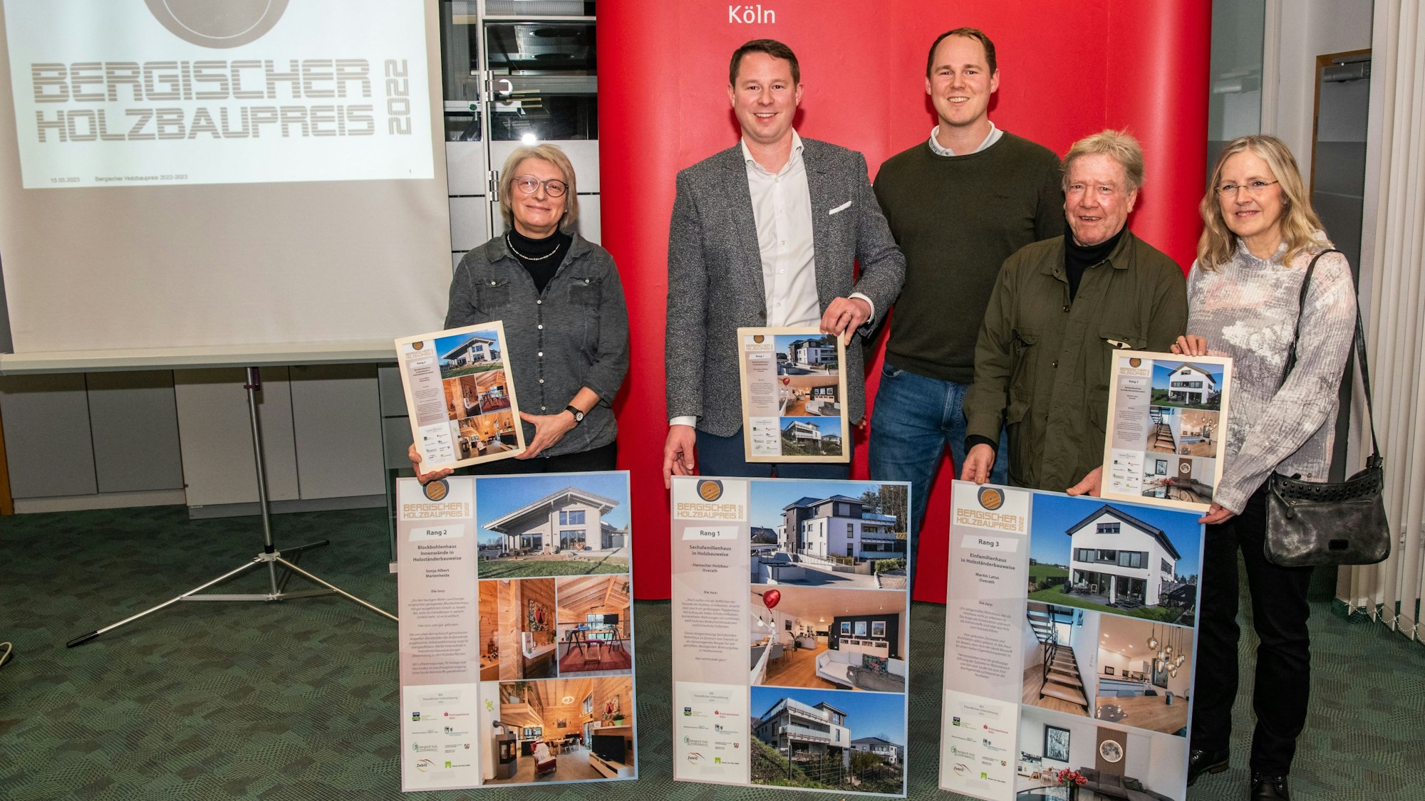 Die Preisträger der Plätze 1 bis 3 des Bergischen Holzbaupreises nach der Verleihung in Wipperfürth.