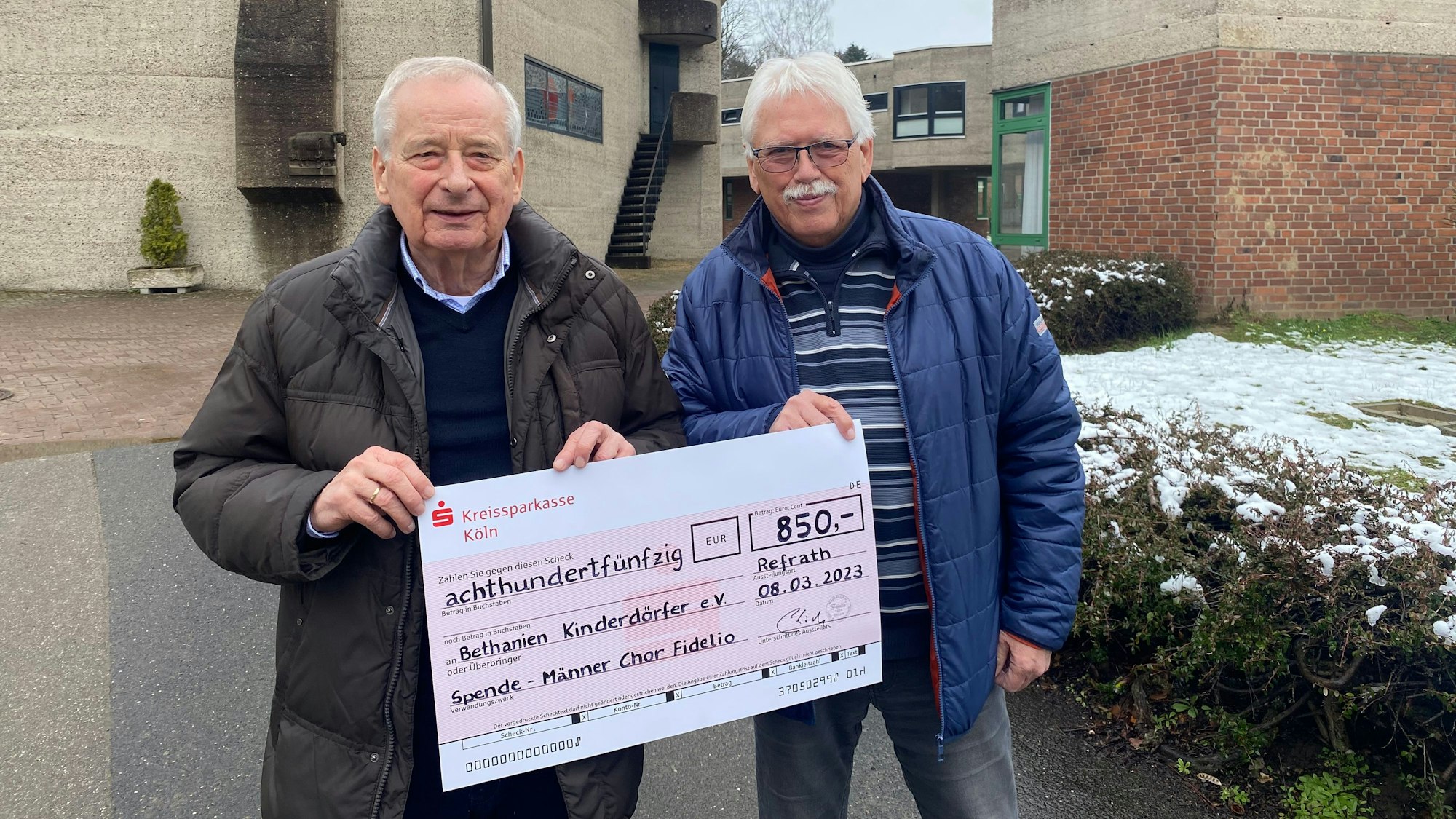 Werner Vierkötter und Hans Theo Koch halten einen Check in den Händen.