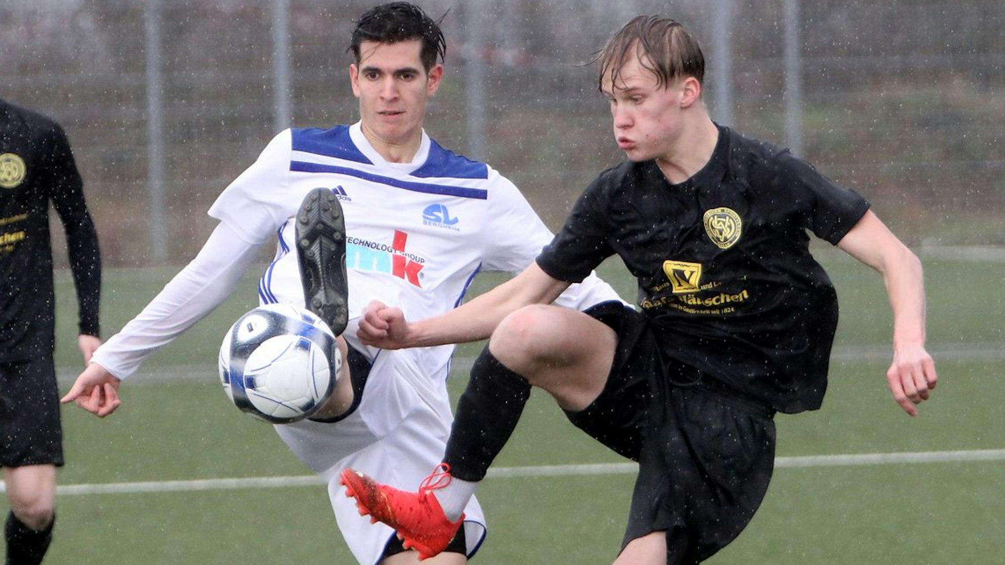 Niklas Fitter (links) vom SV Bergheim und Luis Lehnen vom Wahlscheider SV