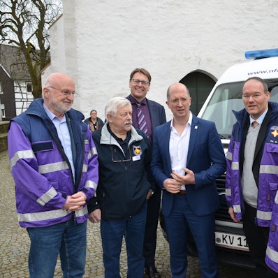 Treffen an der Bunten Kirche von Nümbrecht-Marienberghausen: Dr. Thorsten Latzel, Präses der Evangelischen Landeskirche, im Gespräch mit dem Team der Notfallseelsorge und Superintendent Michael Braun.