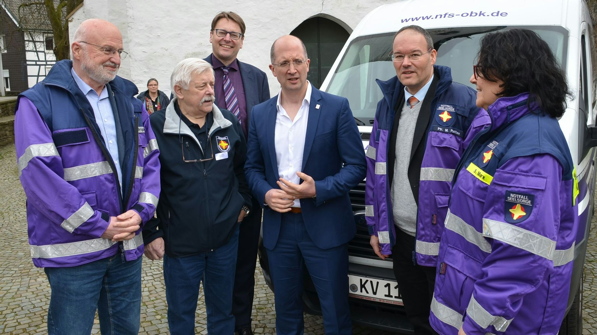 Treffen an der Bunten Kirche von Nümbrecht-Marienberghausen: Dr. Thorsten Latzel, Präses der Evangelischen Landeskirche, im Gespräch mit dem Team der Notfallseelsorge und Superintendent Michael Braun.