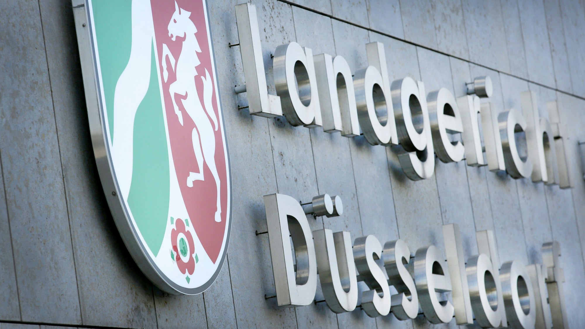 Die Aufschrift „Landgericht Düsseldorf“ steht am Gebäude des Landgerichts. (Symbolbild)