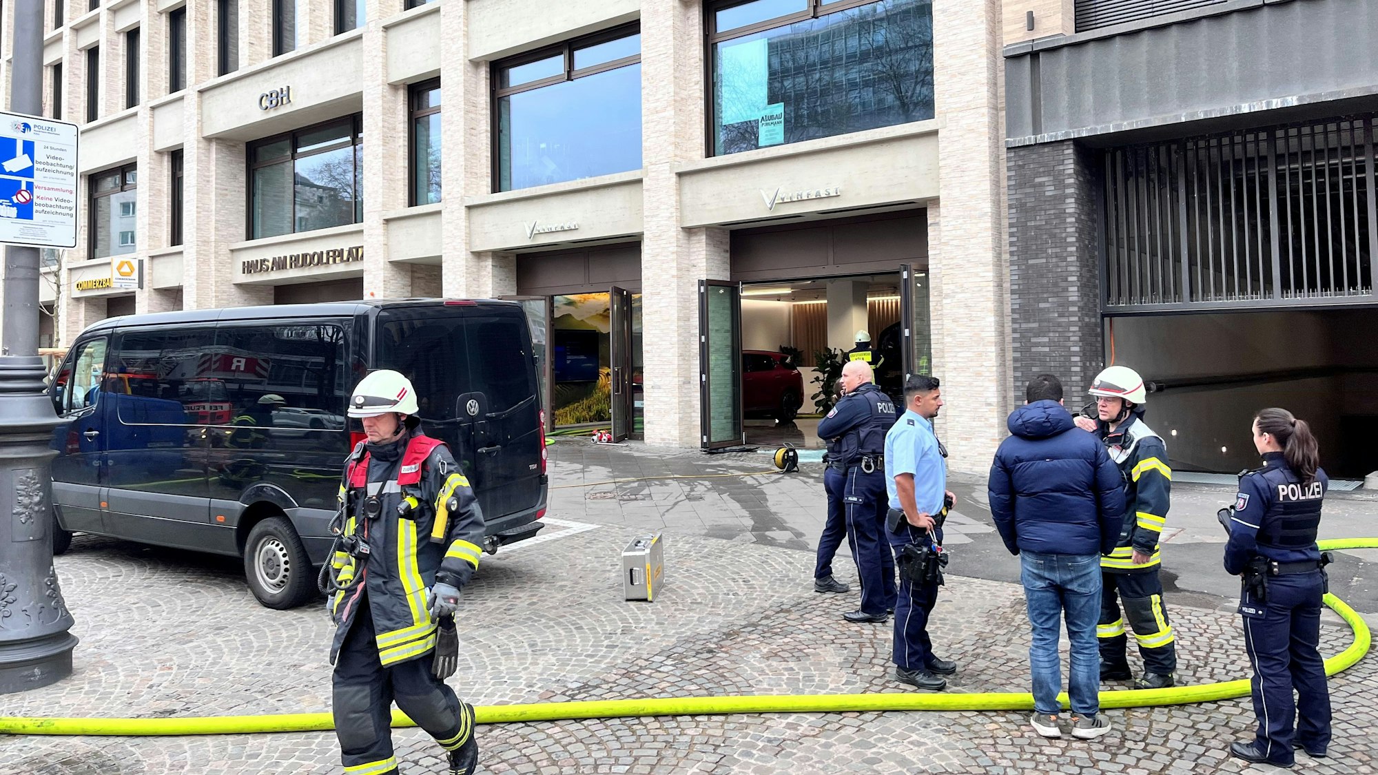 Im Showroom des Autoherstellers Vinfast brach am Montag ein Feuer aus.